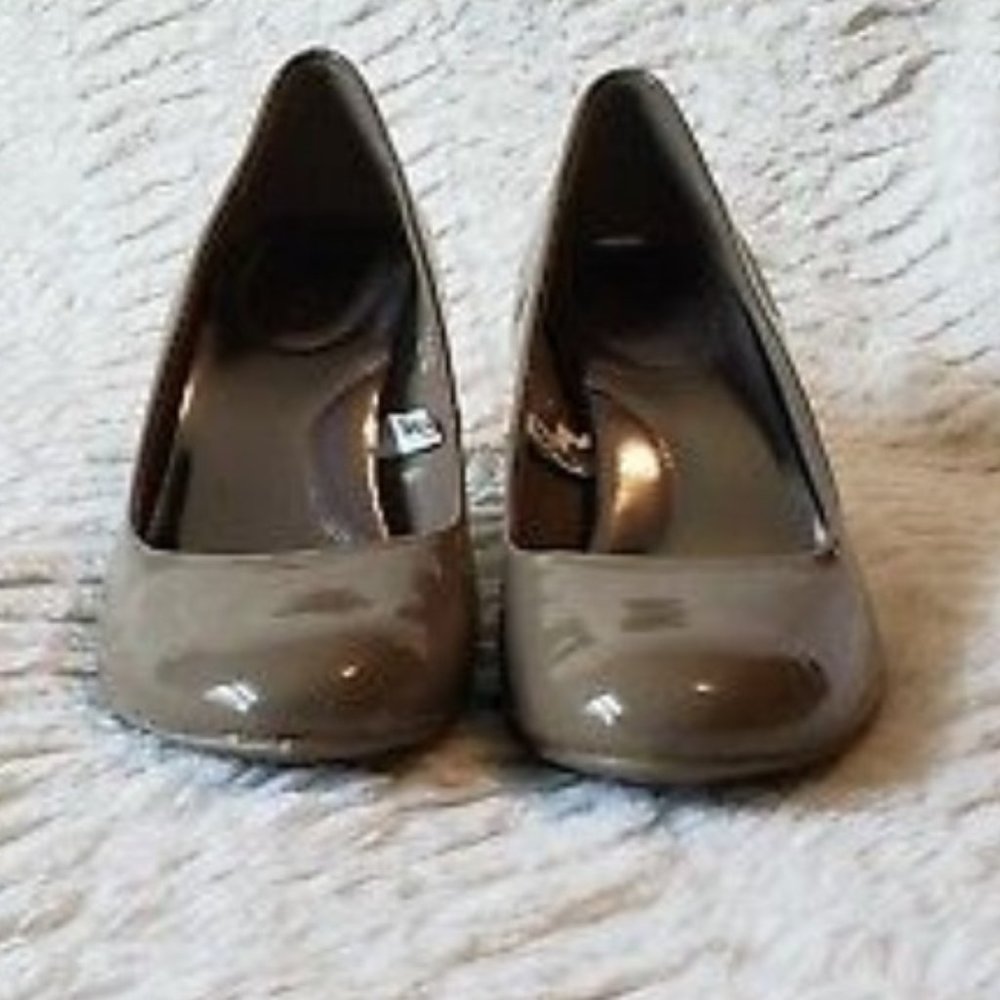 women's pumps size 6 taupe nude beige stiletto( Brand new without tag)